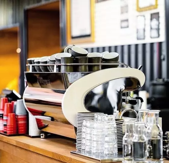 Aurelia Wave 2gr bílý kávovar do kavárny. Zdroj: instagram.com/nuovasimonelliofficial Aurelia Wave 2gr bílý kávovar do kavárny